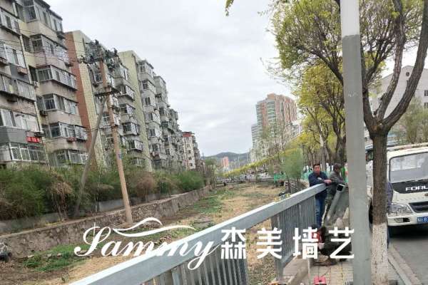 河北承德雙橋區街道鍍鋅管護欄改造仿木紋漆施